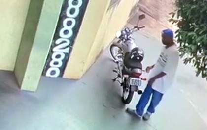 Indivíduo é flagrado furtando moto em frente de oficina mecânica