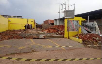 Vendaval que atingiu Três Lagoas destruiu casas e deixou rastros por toda a cidade