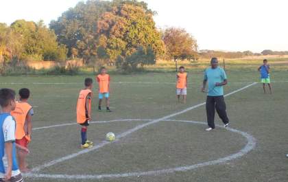 Projeto social de futebol é retomado em bairros de Guararapes