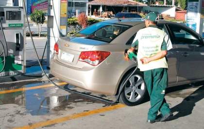 Qual o melhor horário para abastecer o carro e não perder dinheiro?