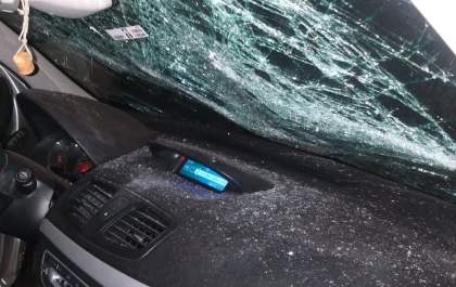 Vizinho se irrita com carro em sua garagem e quebra toda a frente do veículo