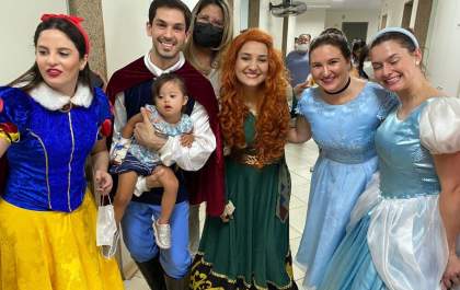 Médicos ‘viram’ personagens para alegrar crianças na pediatria da Santa Casa de Araçatuba