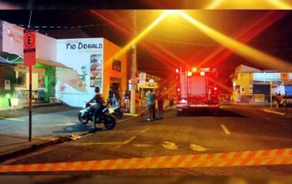 Incêndio provocado por curto circuito destrói loja no centro de Andradina