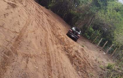 Homem tem carro roubado após parar à beira da estrada para fazer xixi