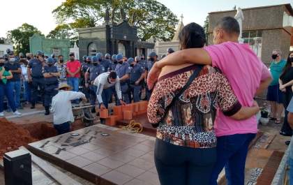 Homenagens marcam enterro de soldado vítima de capotamento; veja vídeo