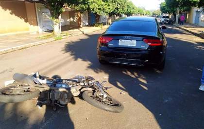 Homem fica ferido ao bater moto em traseira de Audi A5 no centro