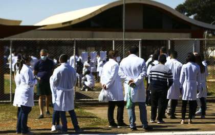 Valor mínimo da bolsa para médicos residentes passa para R$ 4,1 mil