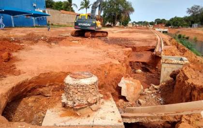 Chuvas danificam parte da obra para pavimentação no complemento da Pompeu