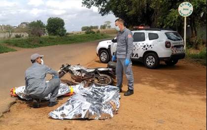 Mãe e filha morrem ao ter moto atingida por caminhão em Andradina