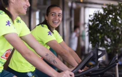 Convocada pela primeira vez, goleira Karen comemora chance na seleção brasileira feminina