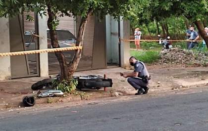 Jovem morre ao bater moto em árvore em Penápolis