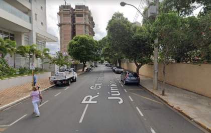 Dona de restaurante fica ferida ao bater carro em árvore