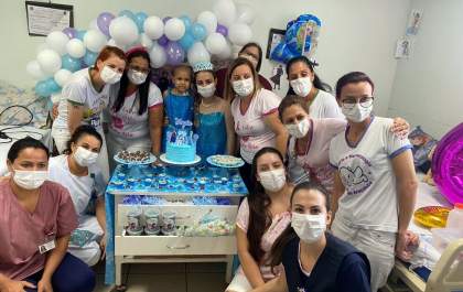 Menina de 6 anos internada há 2 meses ganha festa de aniversário