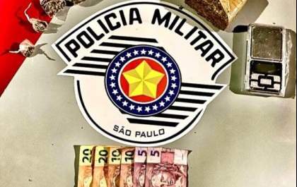 Policiais abordam adolescente e o detém por tráfico de drogas