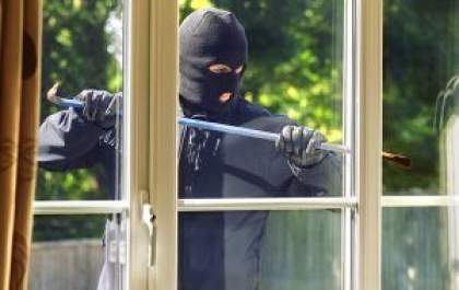 Bandidos furtam 3 televisores de casa de gerente de vendas