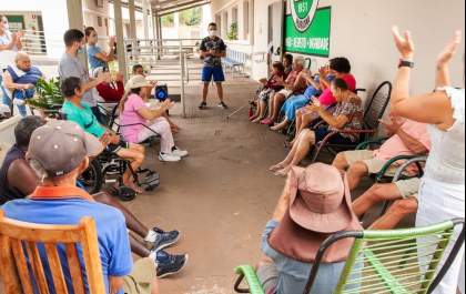 Usuários de asilo ganham manhã de ginástica laboral