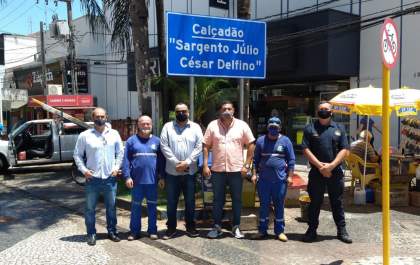 Prefeitura instala homenagem a bombeiro no calçadão de Araçatuba