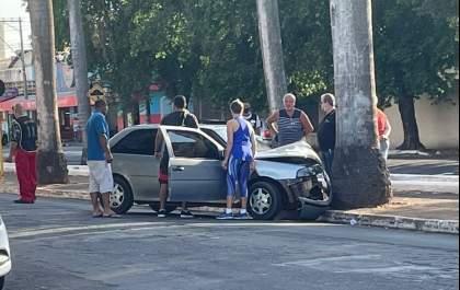 Carro bate em palmeira da João Arruba Brasil