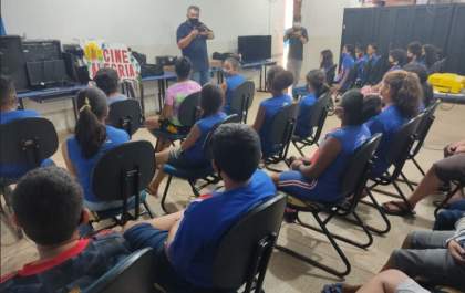 Alunos da Escola Municipal General Nelson Custódio de Oliveira recebem palestra sobre a história da fotografia