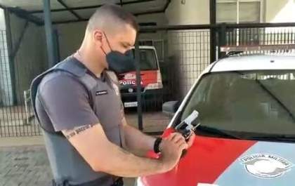 Jovem é preso após PM encontrar revólver engatilhado debaixo do filho dele, em carrinho de bebê