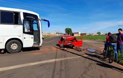 Acidente entre carro e ônibus deixa motorista ferido