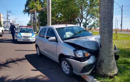 Médico fica ferido ao bater carro em palmeira em avenida de Araçatuba