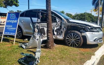 Carro vai parar no canteiro central da avenida Brasília após colisão