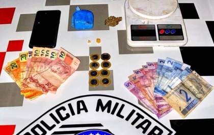 PM flagra desocupado comercializando droga no bairro Santa Cecília