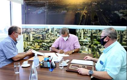 Prefeitura entrega primeira escritura de regularização de áreas da antiga linha férrea