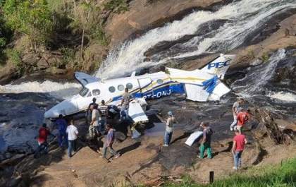 Avião que levava Marília Mendonça cai perto de cachoeira no interior de MG; cantora está bem, diz assessoria