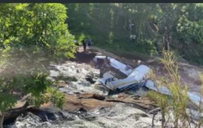 Puxado por guindaste, avião que caiu com Marília Mendonça será tirado de área rural e levado para aeroporto