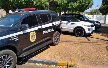 Polícia apreende lancha e carros de luxo com casal suspeito de fraudar empréstimos consignados na região