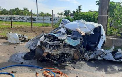 Caminhoneiro tombou ao desviar e polícia investiga se jovem que morreu causou acidente na BR-163