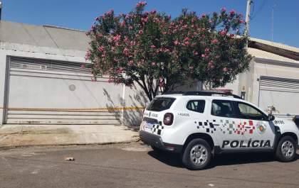 Homem morre baleado após atacar policial com facão