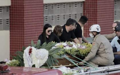 Marília Mendonça é sepultada sob forte comoção em Goiânia