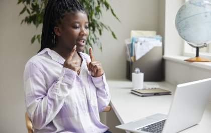 Plataforma oferece curso gratuito de inglês em Libras a distância