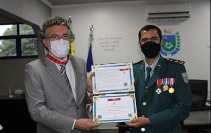 Tenente Coronel Paulo Ribeiro entre Medalha do Mérito Policial Militar ao Juiz de Direito Rodrigo Pedrini Marcos