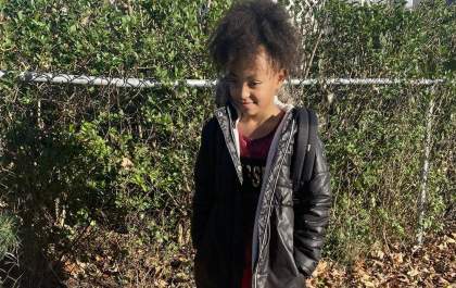 Garota de 9 anos liga para emergência e salva família ao desbloquear celular com o rosto do pai