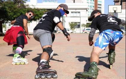 Amor pelos patins: grupo de voluntários ensina prática em Araçatuba
