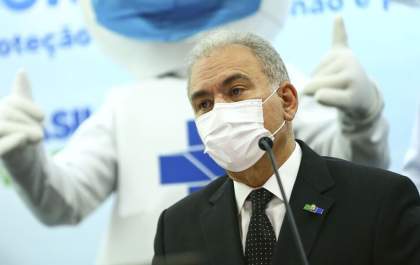 É preciso olhar o que acontece em outros países, diz ministro da Saúde