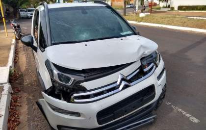 Motociclista é atingido por carro ao cruzar avenida