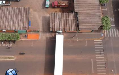 Carreta desgovernada invade prédio da Secretaria de Obras de Castilho
