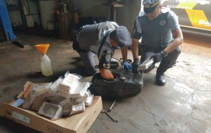 Polícia encontra tijiolos de cocaína no tanque de combustível de veículo