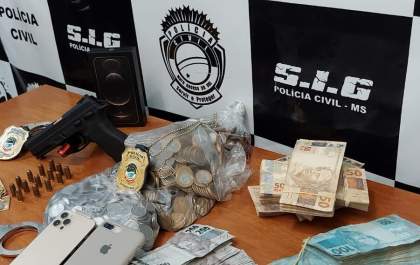Policiais civis apreendem arma de fogo e&nbsp; R$ 74 mil em dinheiro