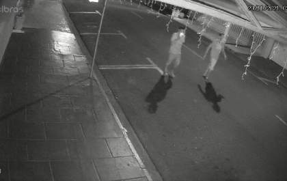 Dupla é flagrada invadindo e tentando furtar a Dogão Lanchonete