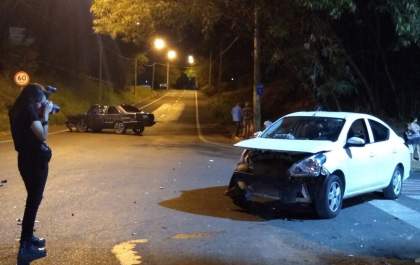 Trio assalta motorista de aplicativo, bate carro na fuga e é preso