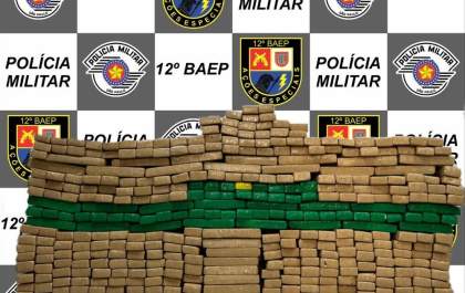 Baep prende mecânico dirigindo carro roubado, com quase 300 quilos de maconha