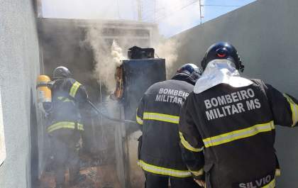 Bombeiros apagam fogo em residência do bairro Vila Nova