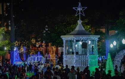Enfeites, show de luzes e chegada do Papai Noel marcam evento em Birigui