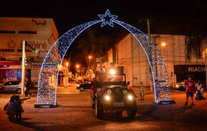Chegada do Papai Noel marca início do Natal Iluminado em Araçatuba